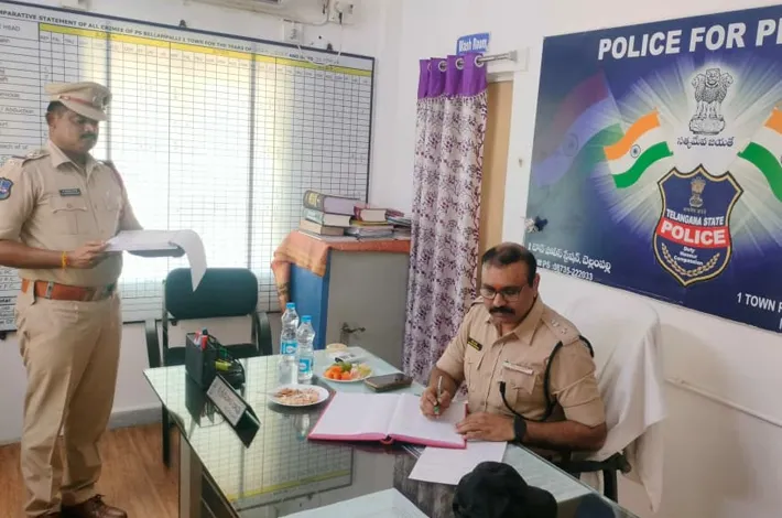 పోలీస్ స్టేషన్‌ను విజిట్ చేసిన మంచిర్యాల డీసీపీ భాస్కర్