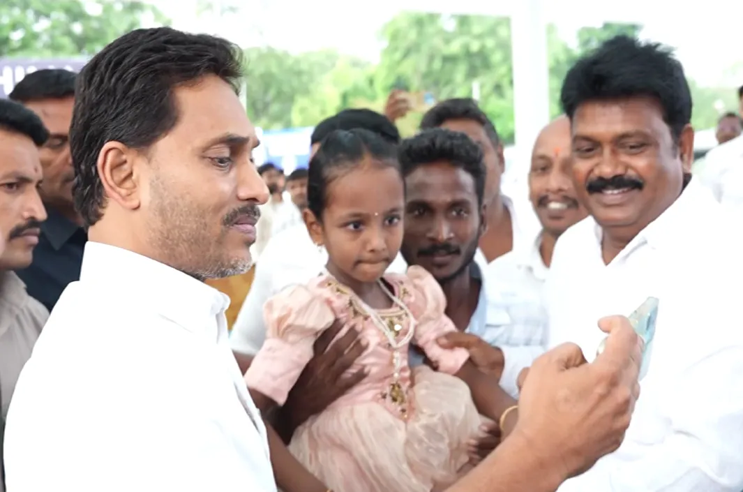 చిన్నారితో జగన్ సెల్ఫీ.. కారణం ఇదే!