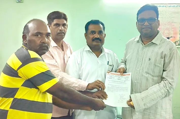 కాంట్రాక్టు కార్మికుల ఖాతాల్లో లాభాల వాటా జమ చేయాలి