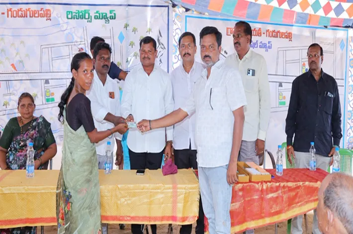గండుగులపల్లిలో ప్రత్యేక గ్రామసభ, స్మార్ట్ రేషన్ కార్డుల పంపిణీ
