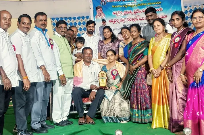 ఆర్యవైశ్య సంఘం ఆధ్వర్యంలో సర్పంచ్ దంపతులకు ఘన సన్మానం