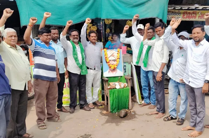 కొమరం భీమ్ కు నివాళులర్పించిన ఆదివాసీ నేతలు