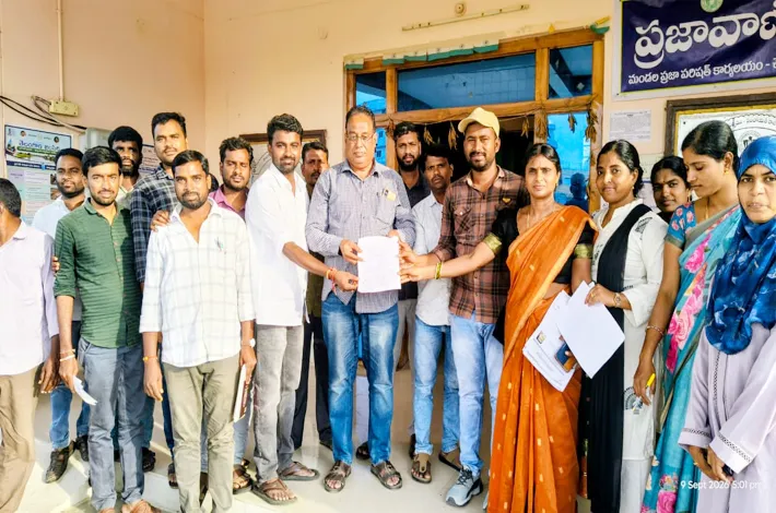 మాస్ సీఎల్‌ కోసం ఎంపీడీఓకు దరఖాస్తు చేసిన పంచాయతీ కార్యదర్శులు
