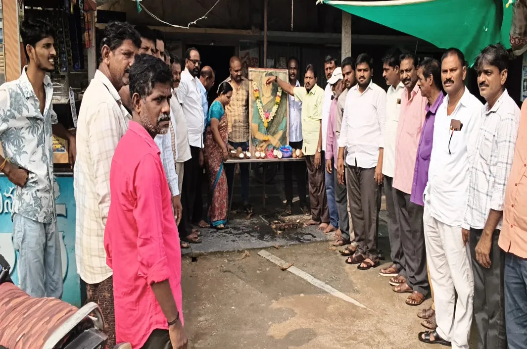 ఇందిరాగాంధీ వర్ధంతి..కాంగ్రెస్ శ్రేణుల నివాళి