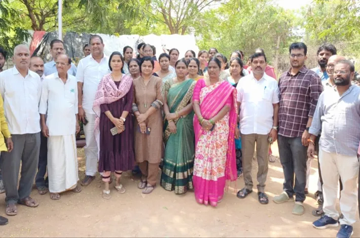 మహిళలపై ఓ పోలీస్ అధికారి దౌర్జన్యం 