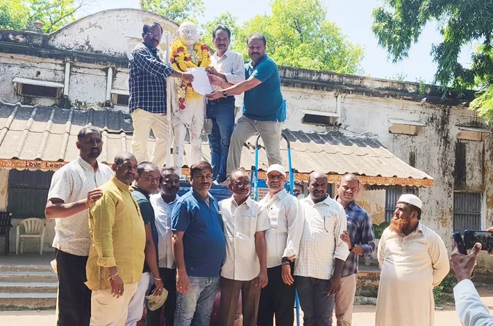 జర్నలిస్టుల హక్కుల కోసం గాంధీ విగ్రహం వద్ద నిరసన..