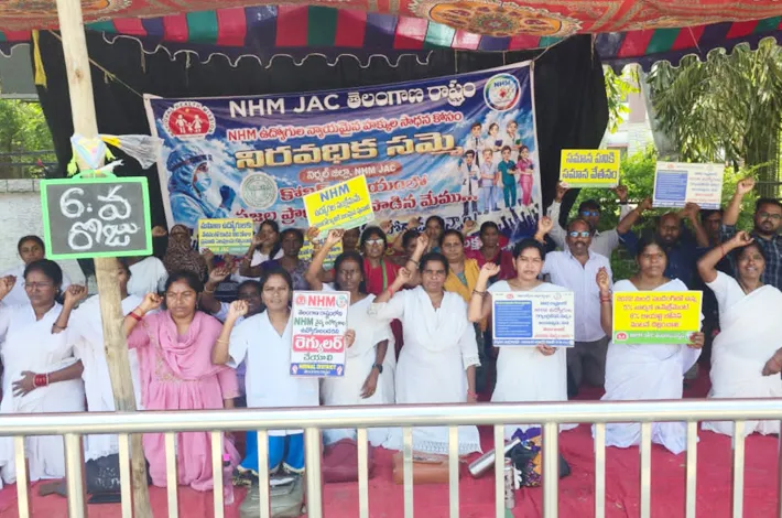 మోకాళ్ళపై ఉద్యోగుల నిరసన