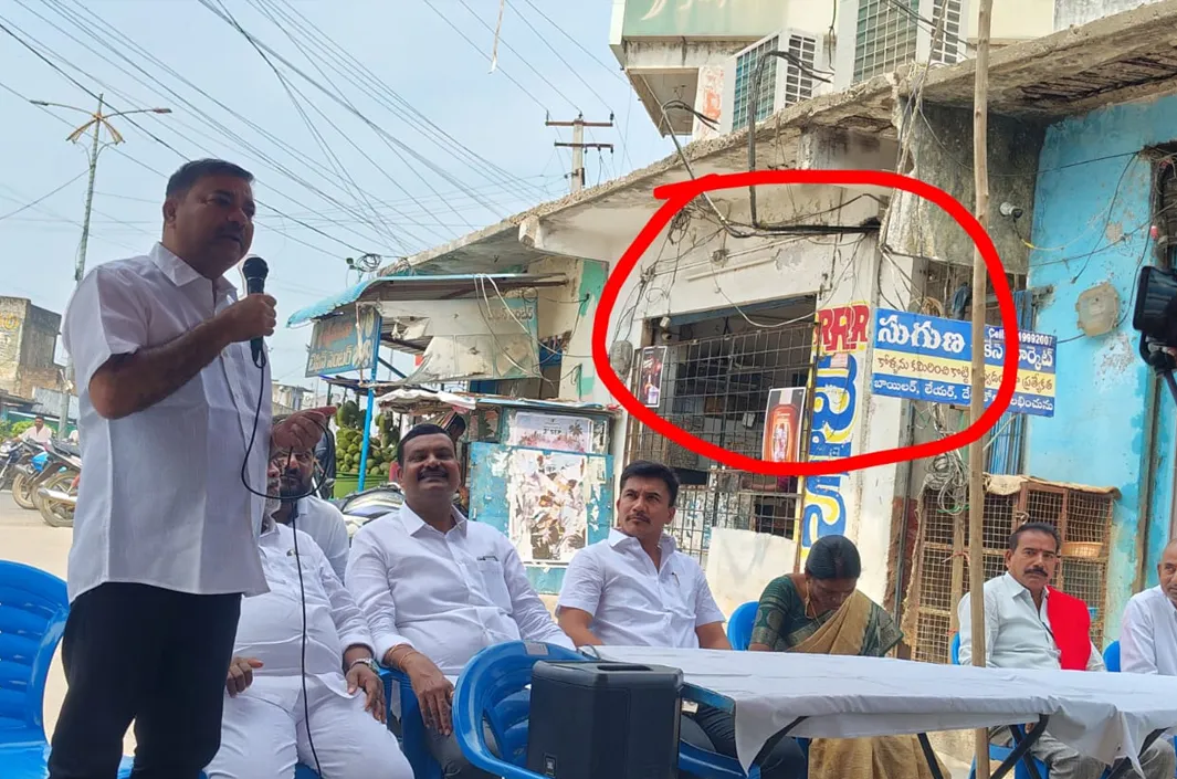 చాకలి ఐలమ్మ విగ్రహం పక్కనే వైన్‌షాప్‌.. ఇదేం పరిస్థితి?