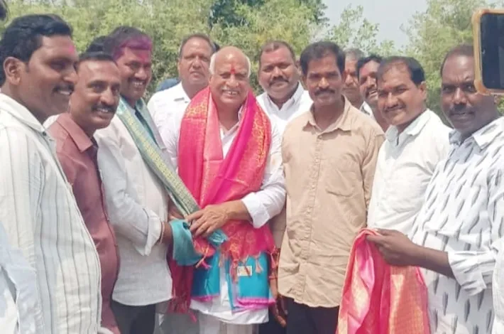 వీడిసి అధ్యక్షుని సన్మానం చేసిన ఎమ్మెల్యే