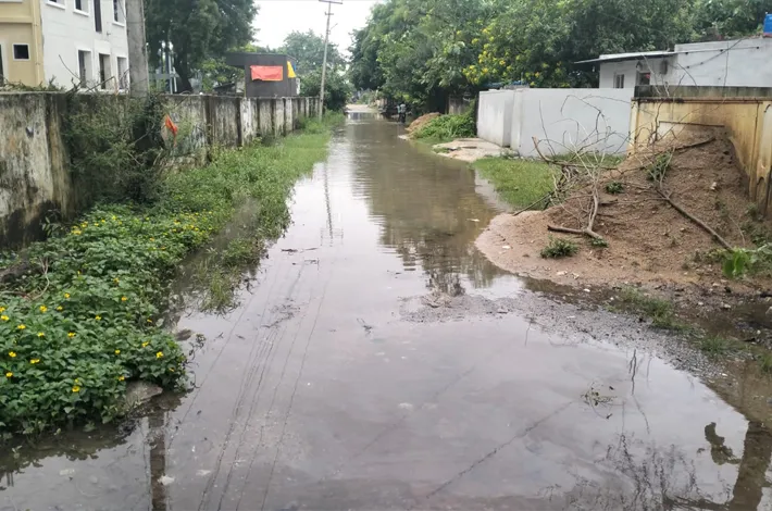 చెరువును.... తలపిస్తున్న వీధులు!