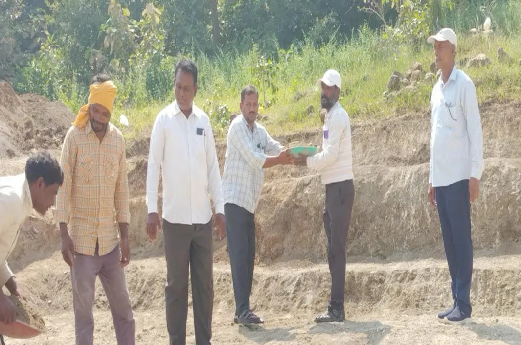 ఫారం ఫండ్ పనులను పరిశీలించిన ఎంపీడీవో