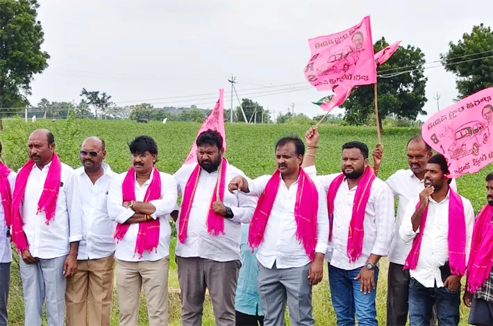 సన్మానాలు కాదు.. రైతుల కన్నీళ్లు తుడవాలి