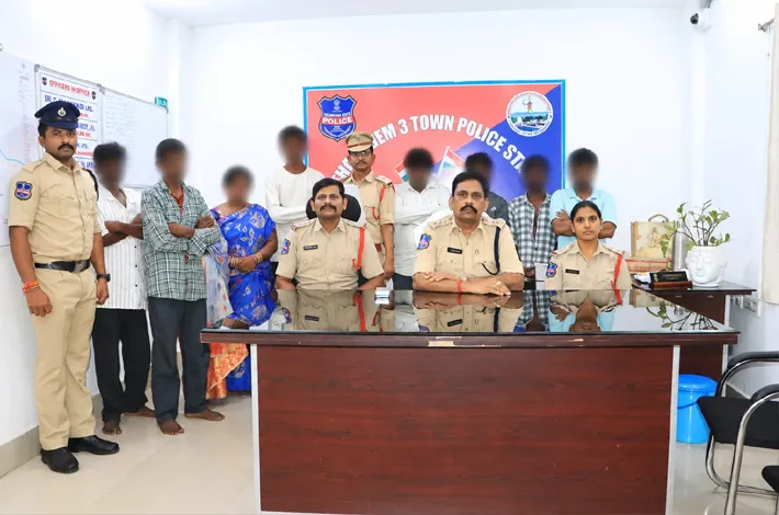 కొత్తగూడెం 3టౌన్ పోలీస్ స్టేషన్ ఆవరణలో ఇరువర్గాల మధ్య ఘర్షణ
