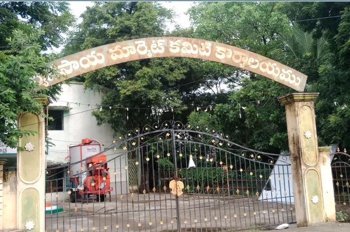 సంతలో వసూళ్లకు లెక్కేది..? రైతులకు వసతులేవి..?