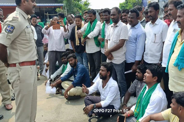 కరెంట్ కోతలను నిరసిస్తూ...