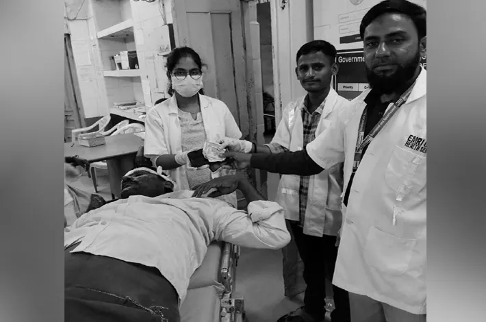లారీ, బైక్ ఢీకొని వ్యక్తికి తీవ్ర గాయాలు