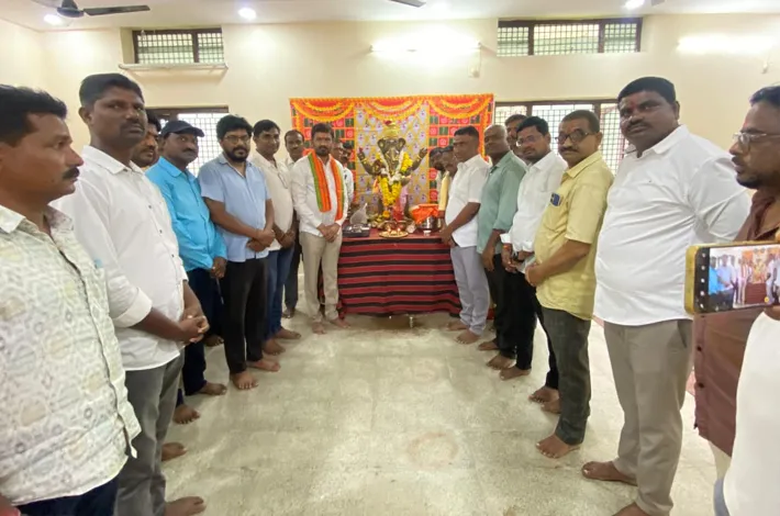 మండపాలను సందర్శించిన మున్సిపల్ వైస్ చైర్మన్ 