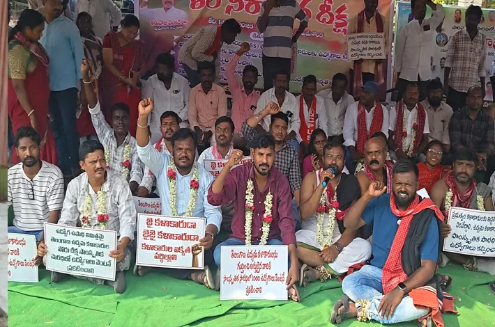కళాకారులకు ఇచ్చిన హామీలు నెరవేర్చాలి