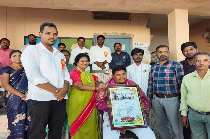 విద్యార్థుల దాహార్తిని తీర్చిన రఫీని  సన్మానం చేసిన