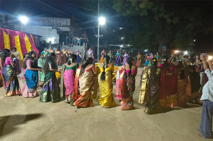 వెల్గటూర్ మండల కేంద్రంలో ఘనంగా సద్దుల బతుకమ్మ వేడుకలు