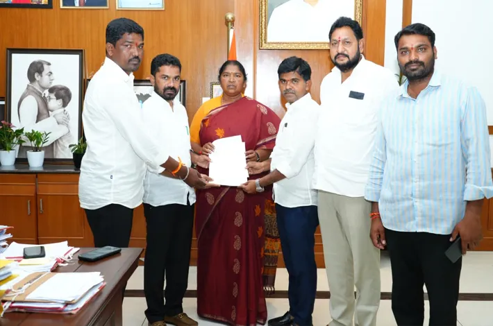మంత్రికి వినతి పత్రం ఇస్తున్న ఎమ్మెల్యే తదితరులు
