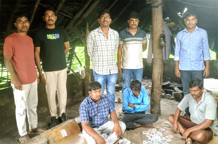 పేకాట ఆడుతున్న నలుగురి అరెస్ట్