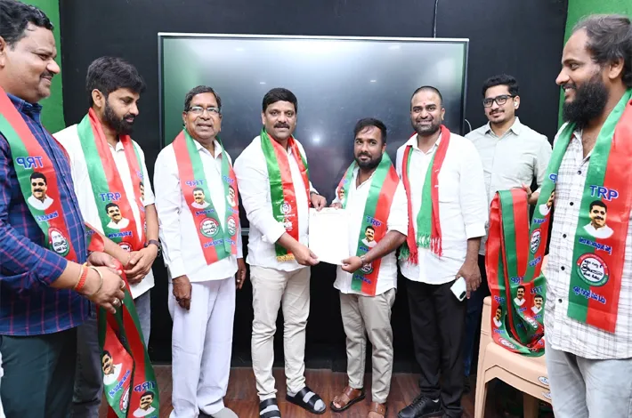 బొమ్మలరామారంలో కాంగ్రెస్, బీఆర్‌ఎస్‌కు షాక్