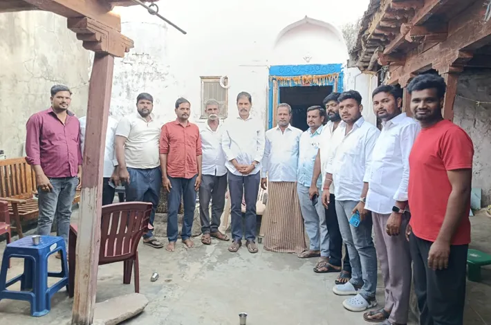 మాజీ ఉప సర్పంచ్ హన్మండ్లు కుటుంబాన్ని పరామర్శించిన నల్లమడుగు