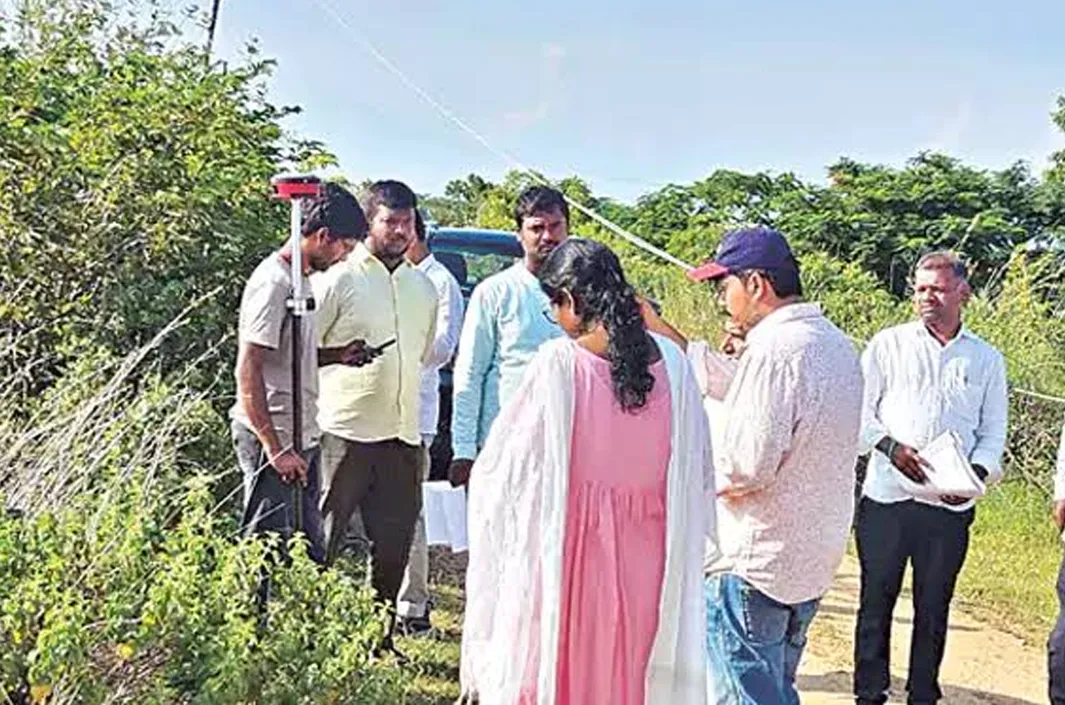 ఎర్రవల్లిలో కొనసాగుతున్న భూముల సర్వే.. విడతల వారీగా నోటీసులు?