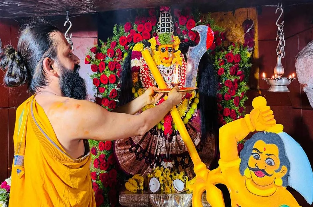 ఏడుపాయల్లో మహిషాసురమర్దినిగా వనదుర్గమ్మ