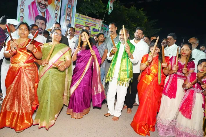 వేములవాడలో వైభవంగా సద్దుల బతుకమ్మ