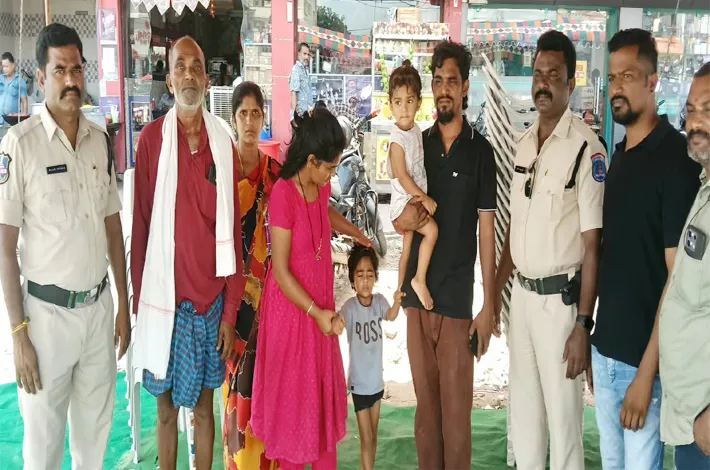 తప్పిపోయిన చిన్నారిని కన్నవారికి అప్పగించిన ఆర్‌సీపురం పోలీసులు