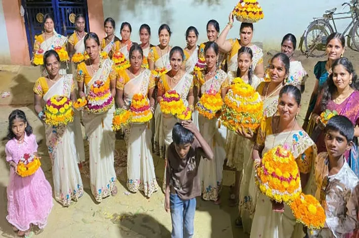 ఆలేరులో బతుకమ్మ సంబరాలు