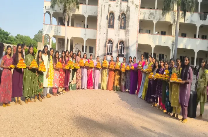 మహిళా డిగ్రీ కళాశాలలో బతుకమ్మ సంబురాలు