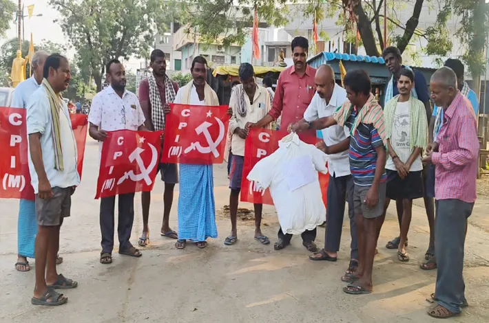 కారేపల్లిలో భట్టీ, సీపీ దిష్టిబొమ్మల దహనం