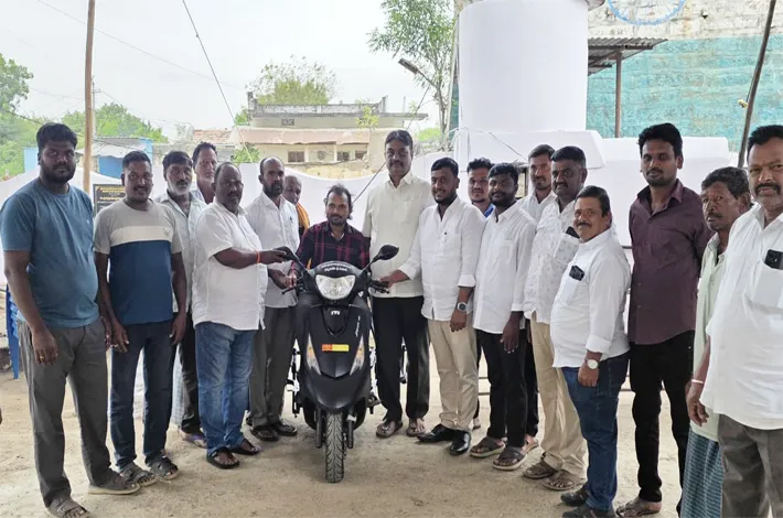 నిరుపేద వికలాంగుడికి స్కూటీ పంపిణీ