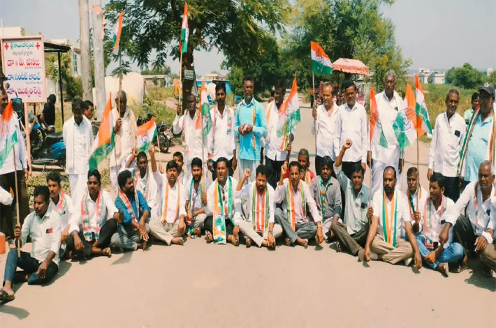 కాంగ్రెస్ నాయకుల నిరసన