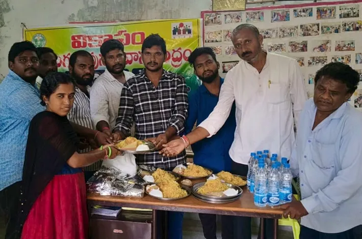 యంగ్ రెబల్ స్టార్ ప్రభాస్  జన్మదినం సందర్భంగా వికలాంగులకు అన్నదానం
