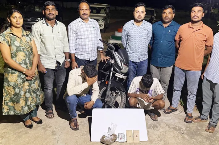 నారపల్లిలో 285 గ్రాముల గంజాయి ప్యాకెట్ల స్వాధీనం
