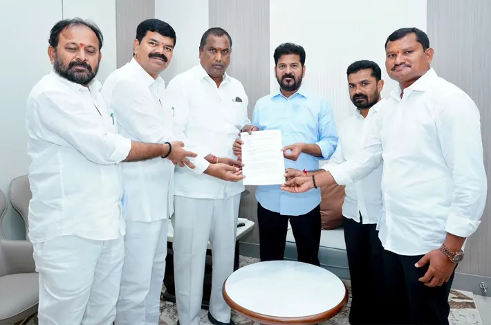 గిరిజన యువత ఉద్యోగ హక్కుల పరిరక్షణకు సీఎం రేవంత్ రెడ్డికి వినతిపత్రం..