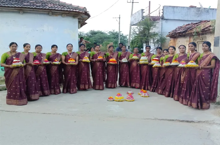 అంగరంగ వైభవంగా అట్ల బతుకమ్మ సంబరాలు