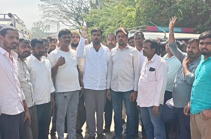 వైట్ ప్లేట్ వాహనాలతో టాక్సీ డ్రైవర్లకు నష్టం