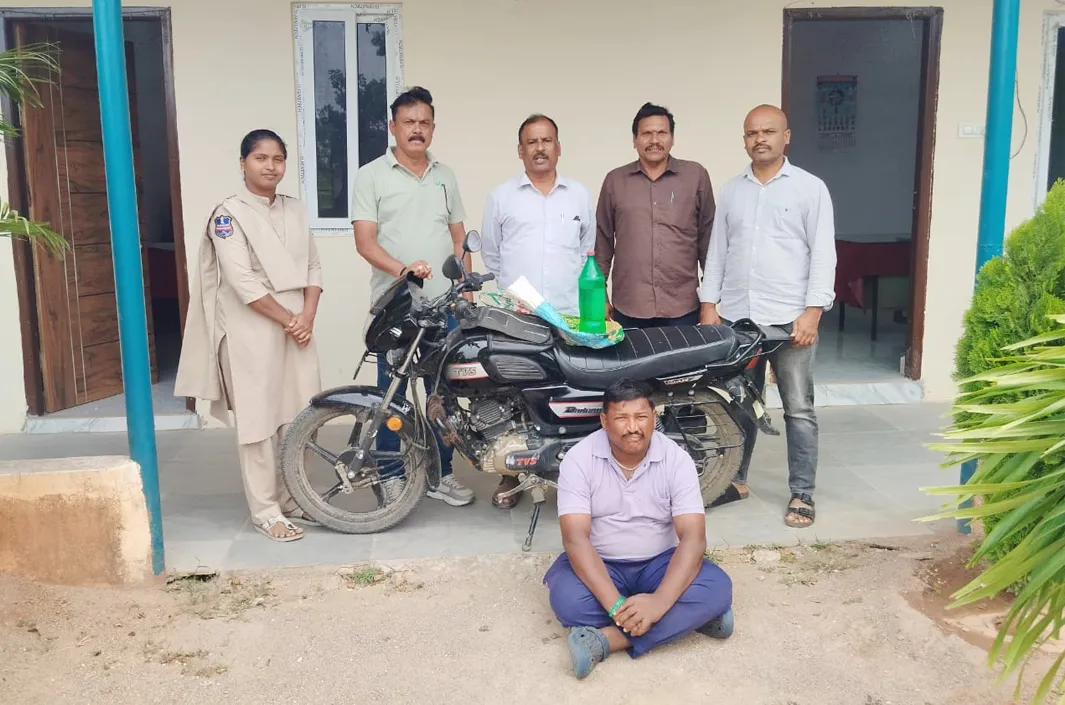 రెండున్నర లీటర్ల నాటుసారా పట్టివేత