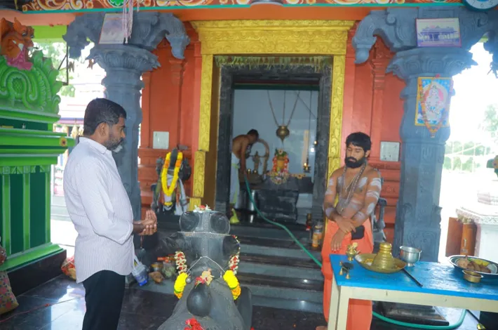 శివాలయంలో మువ్వా విజయబాబు ప్రత్యేక పూజలు
