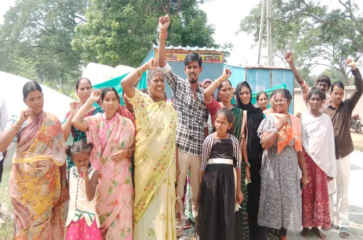 మద్యం విక్రయాలపై స్థానికుల ధర్నా