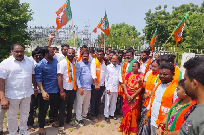 విద్యుత్ సమస్యలపై బీజేపీ ధర్నా