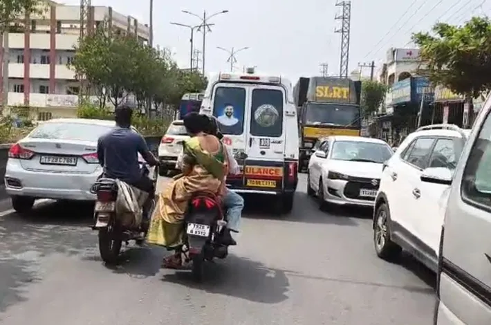 అంబేద్కర్ సెంటర్‌లో రోడ్డు మరమ్మతులు