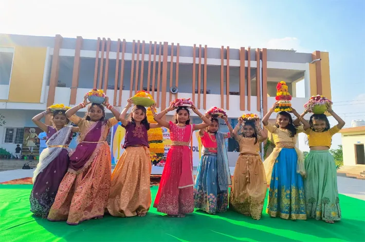 బతుకమ్మ వేడుకలలో ఆకట్టుకున్న నవ దుర్గల వేషధారణ