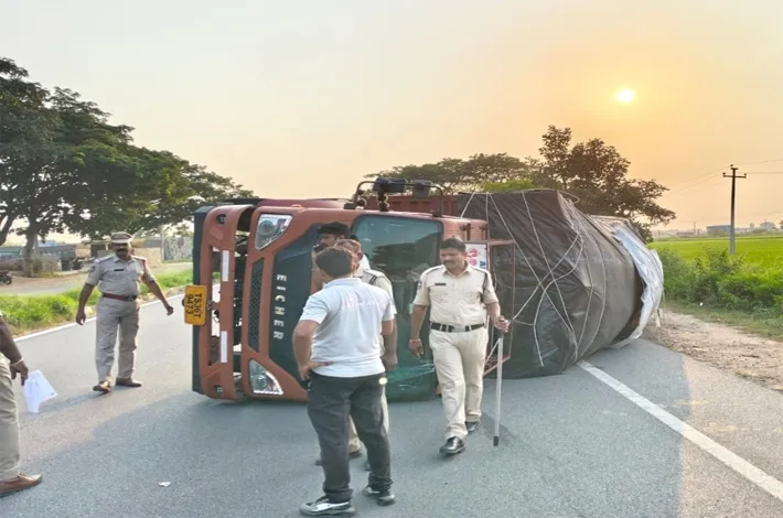 వ్యాన్ బోల్తా..... తప్పిన ప్రమాదం