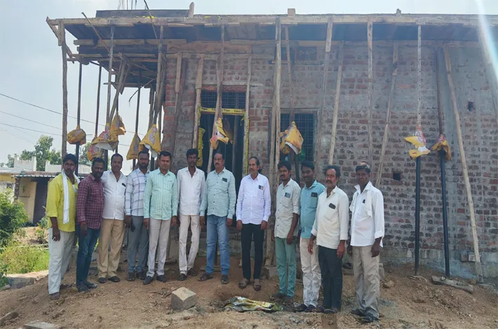 ఇందిరమ్మ ఇళ్ల నిర్మాణం పనులను పరిశీలించిన